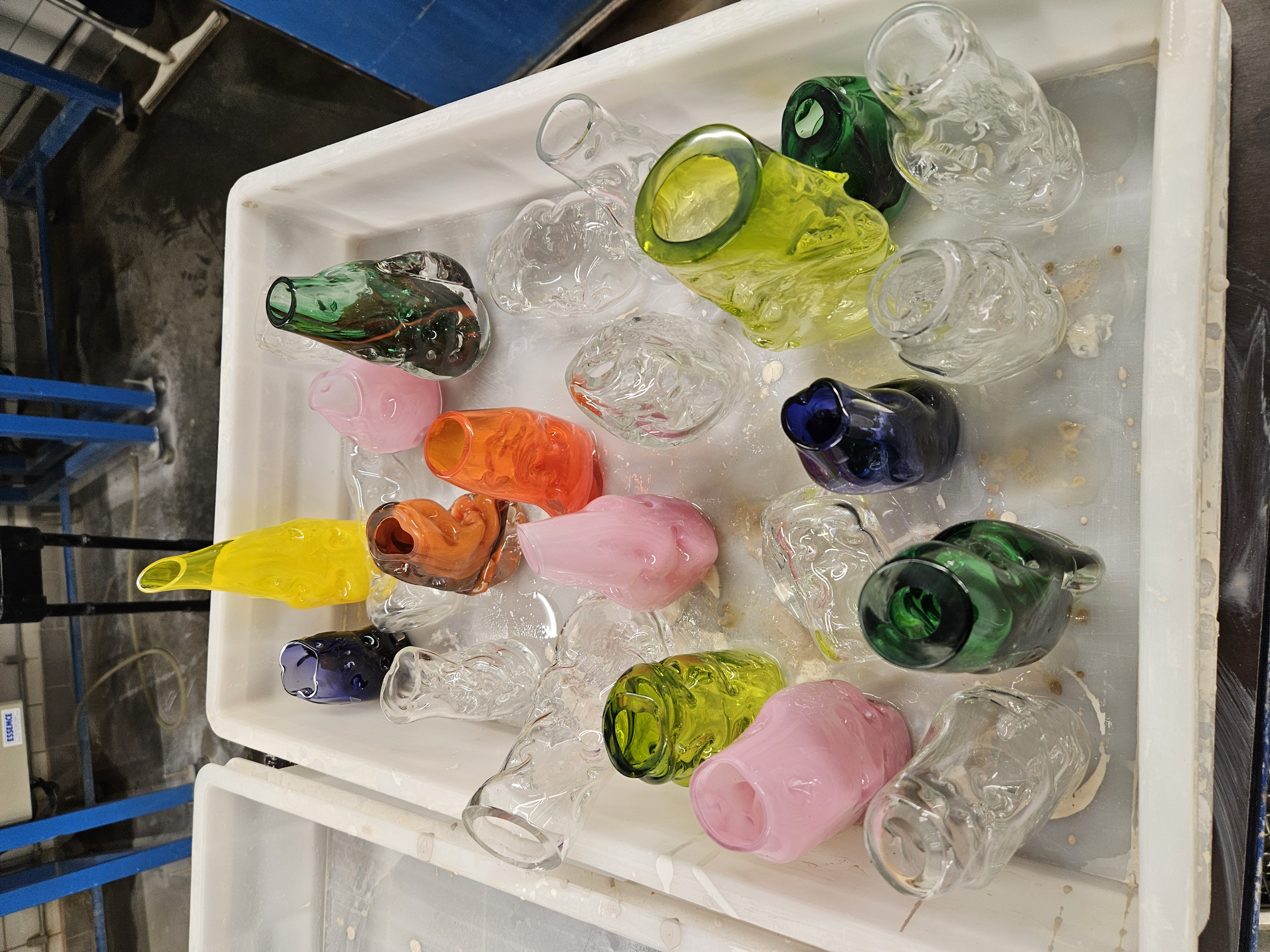 Efterarbetade vaser i glas