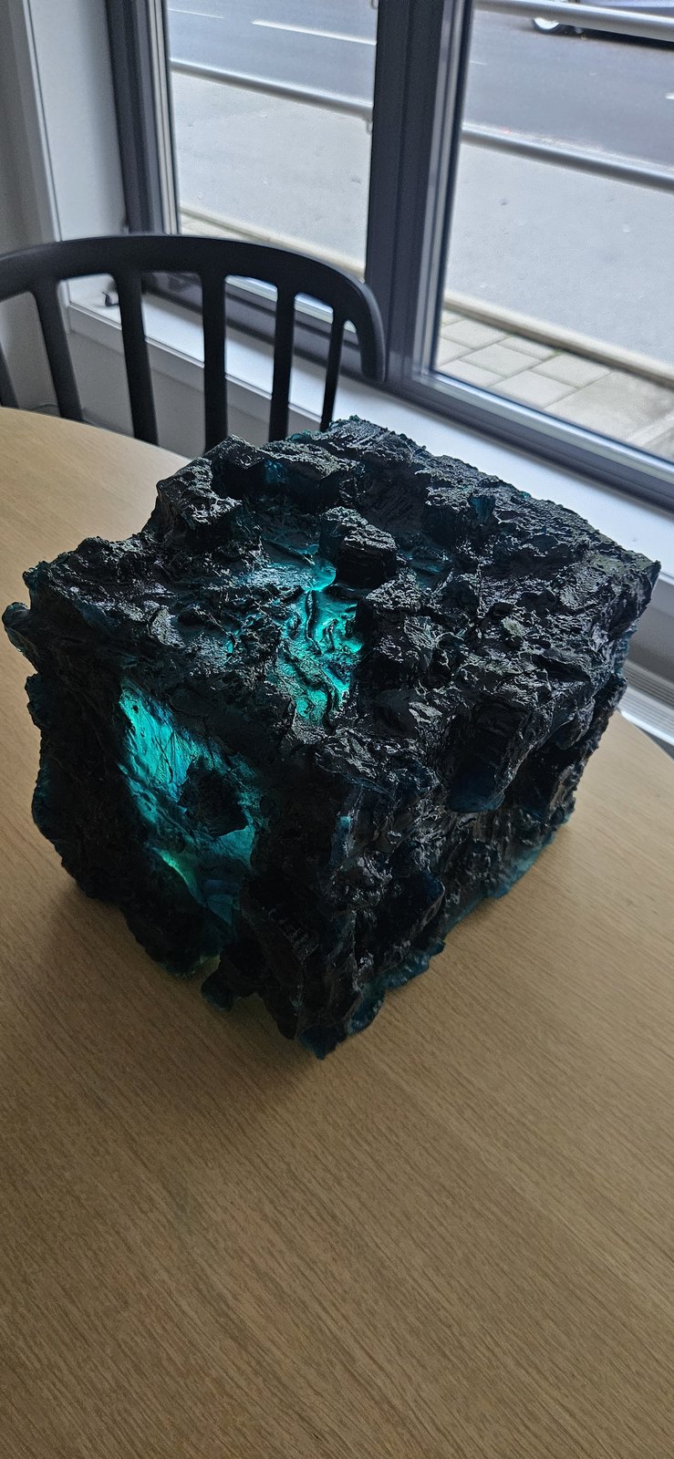 Fönstret², the cube on the table with the street outside
